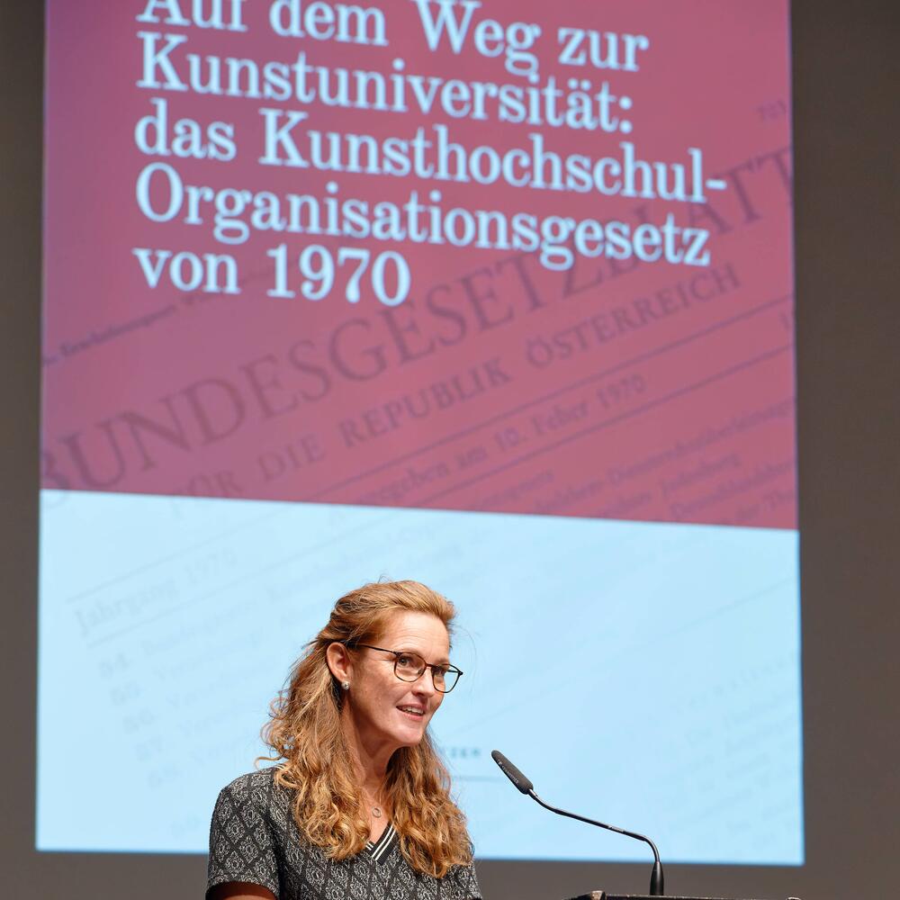 Buchpräsentation "Auf dem Weg zur Kunstuniversität" | © Christian Schneider Susanne Prucher am Rednerpult | © Christian Schneider