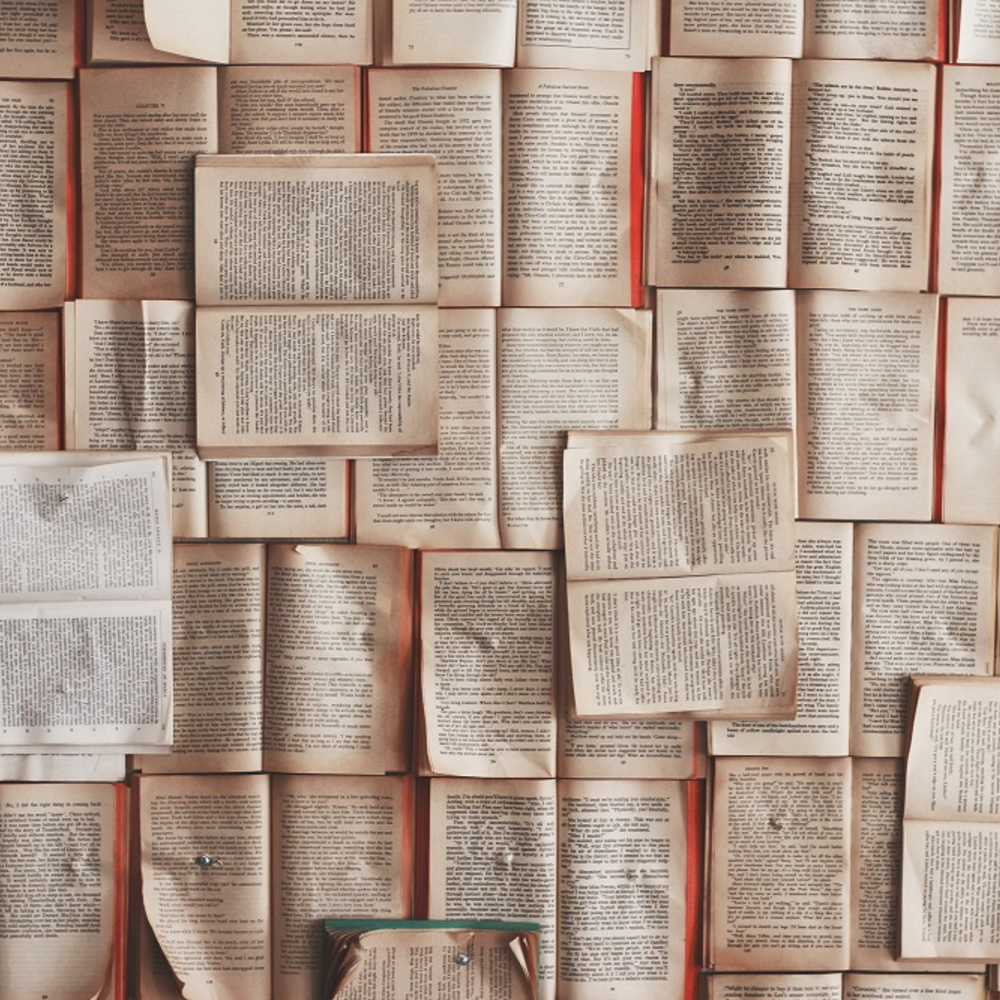 Viele aufgeschlagene Bücher liegen übereinander | © Patrick Tomasso 