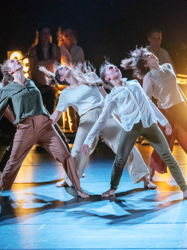 Gruppe Tänzer*innen, Beleuchtung von hinten