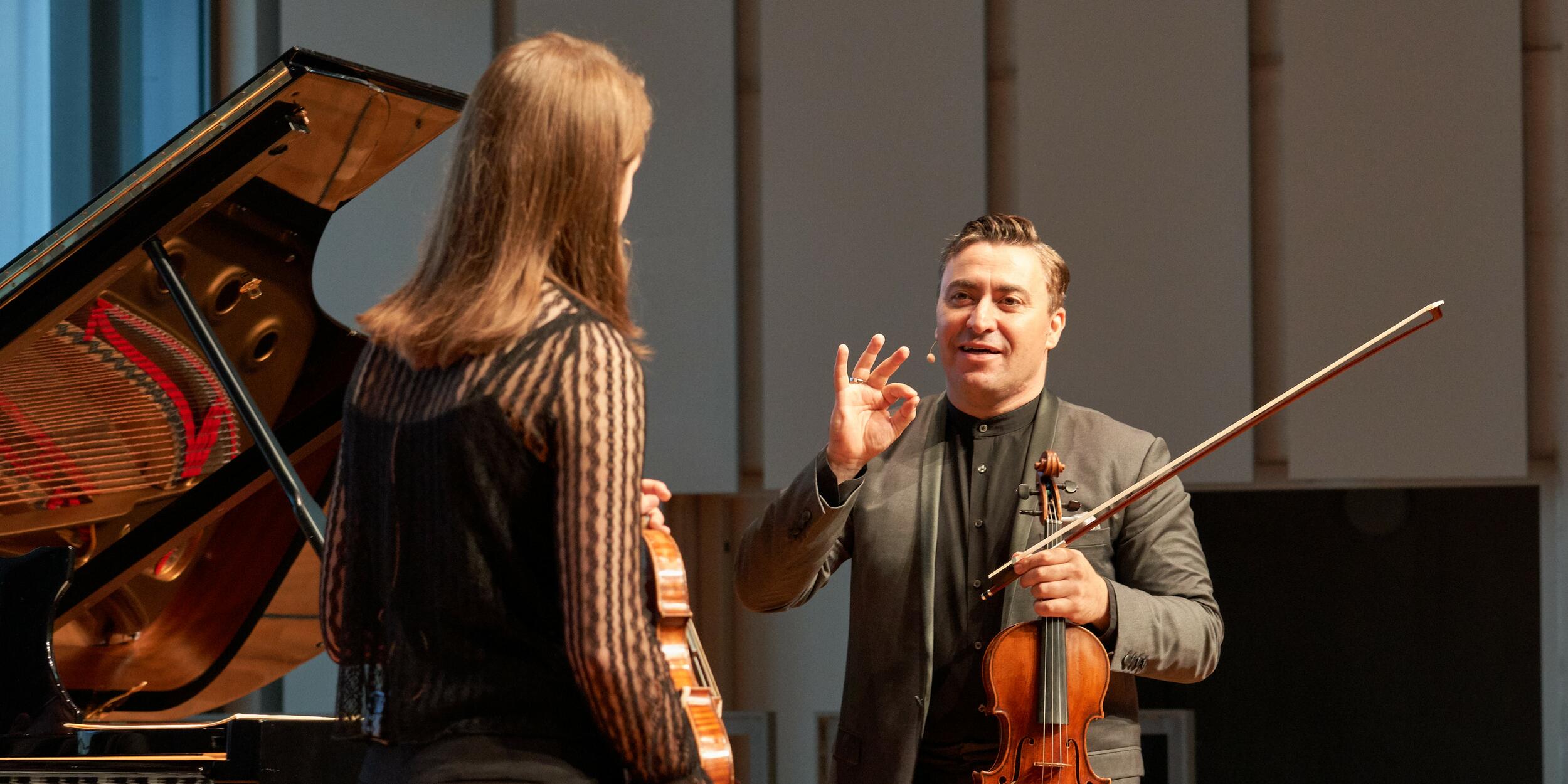 Maxim Vengerov spricht mit einer Studiernden auf der Bühne | © Christian Schneider