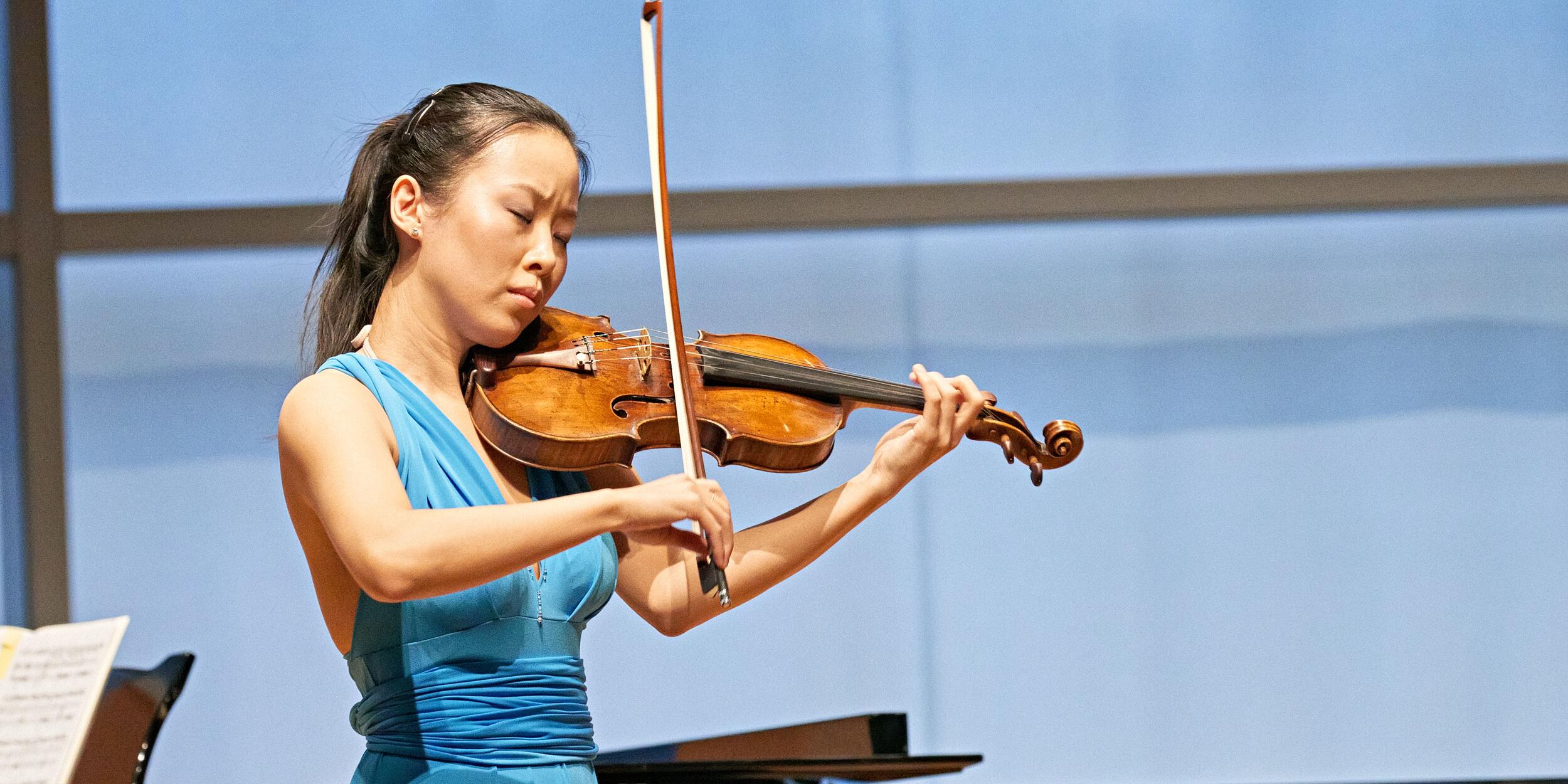 Frau in blauem Kleid spielt Violine | © Christian Schneider