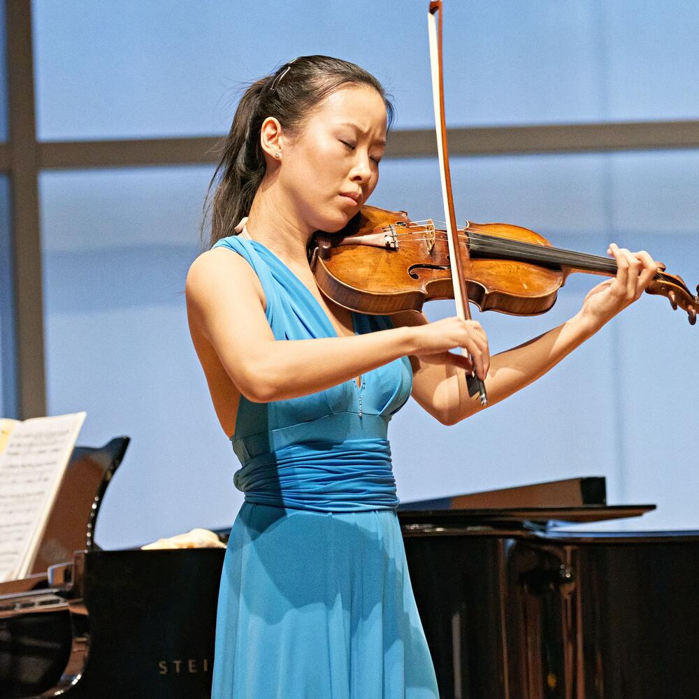 Frau in blauem Kleid spielt Violine | © Christian Schneider