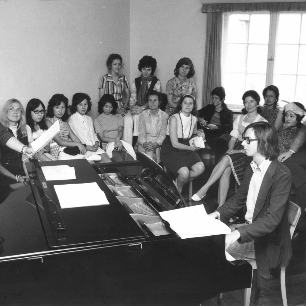schwarz-weiß-Foto vom Unterricht am Mozarteum, jemand sitzt am Klavier | © Universität Mozarteum