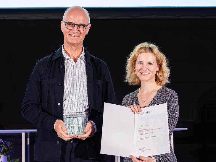 Bernhard Gwiggner mit Bundesministerin Eva-Maria Holzleitner | © BMFWF/Sebastian Judtmann