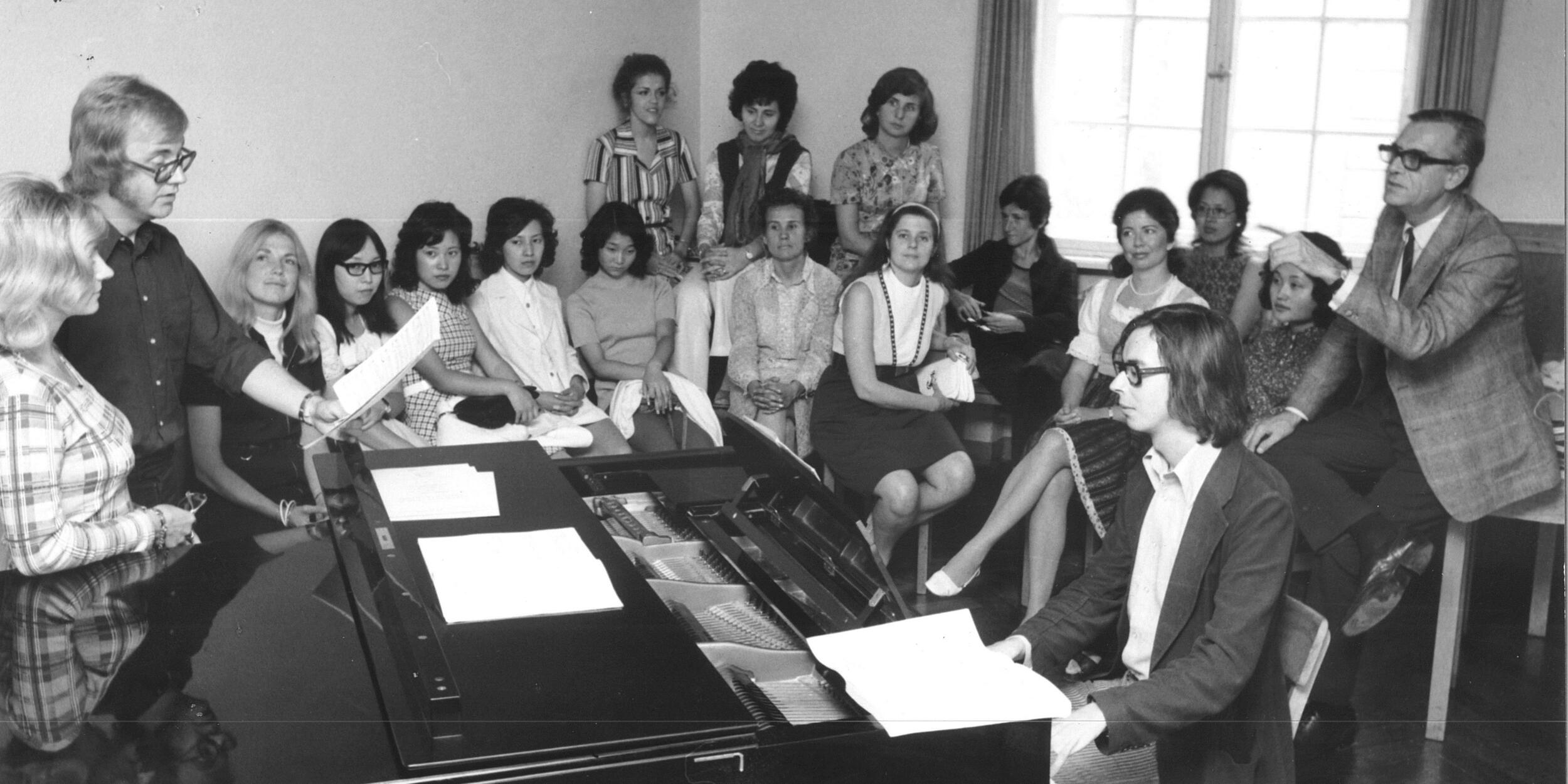 schwarz-weiß-Foto vom Unterricht am Mozarteum, jemand sitzt am Klavier | © Universität Mozarteum