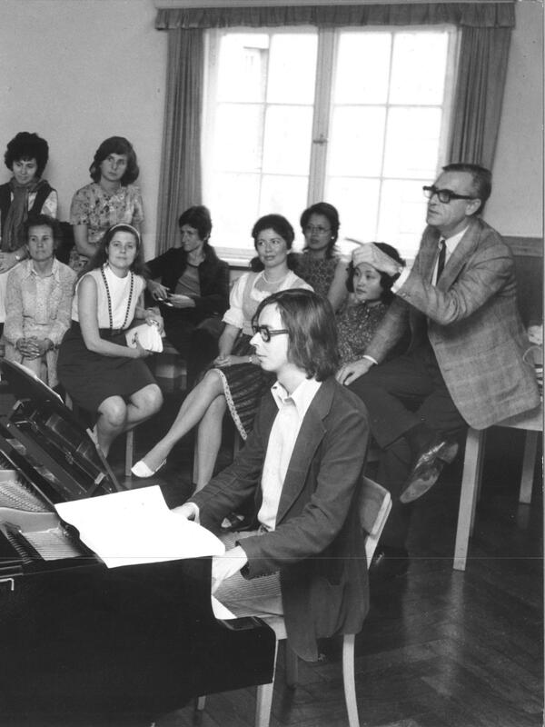 schwarz-weiß-Foto vom Unterricht am Mozarteum, jemand sitzt am Klavier | © Universität Mozarteum