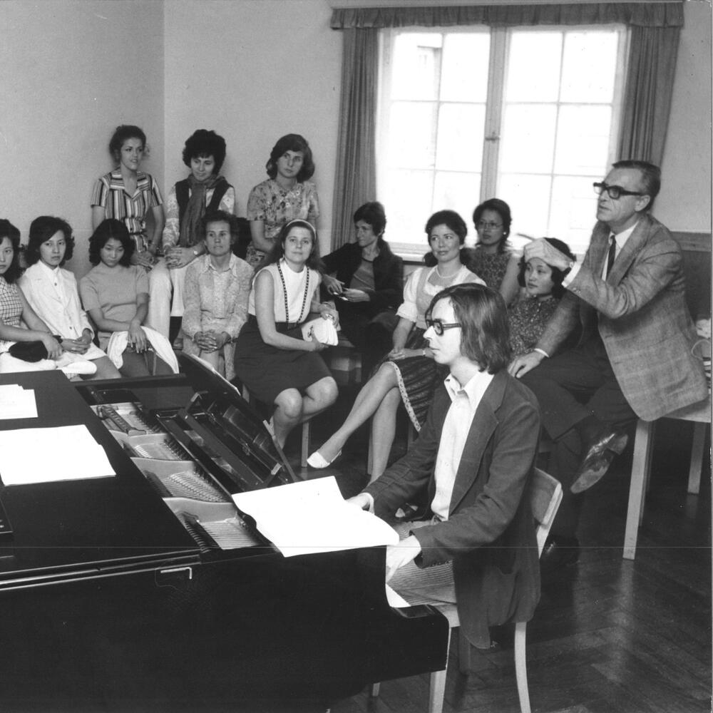 schwarz-weiß-Foto vom Unterricht am Mozarteum, jemand sitzt am Klavier | © Universität Mozarteum